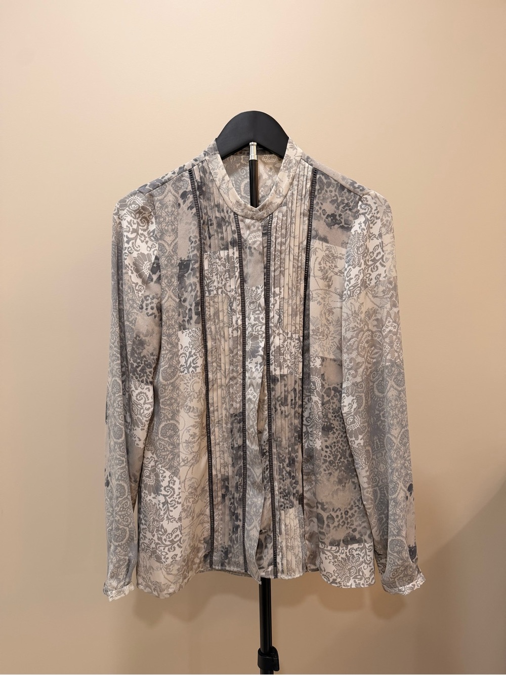 T Tahari Printed Lightweight Shirt Jacket in Gray and Cream